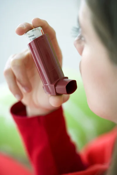 Asthmabehandlung, Frau — Stockfoto