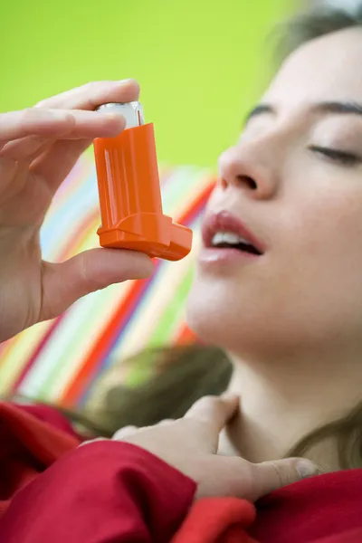 Behandeling van astma, vrouw — Stockfoto