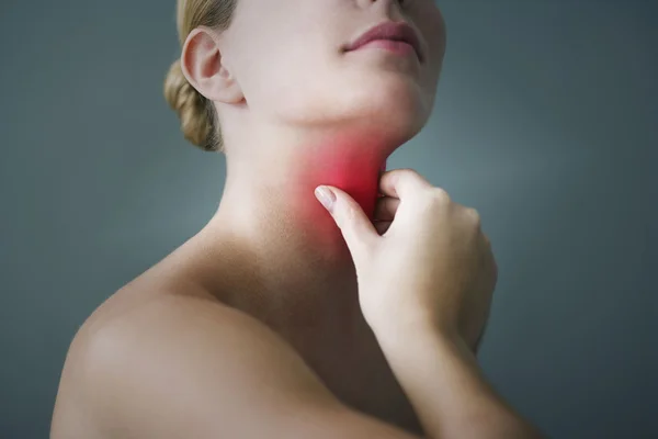 Kobieta z bólem gardła — Zdjęcie stockowe