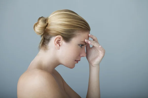 Mujer con dolor de cabeza —  Fotos de Stock