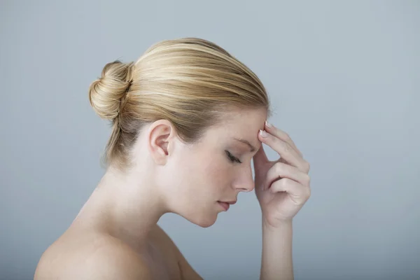 Wanita dengan sakit kepala — Stok Foto