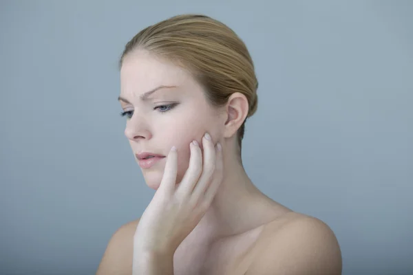 Pijnlijke tand in een vrouw — Stockfoto