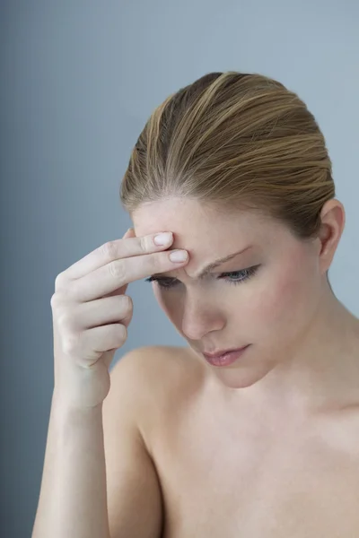 Mujer con dolor de cabeza — Foto de Stock