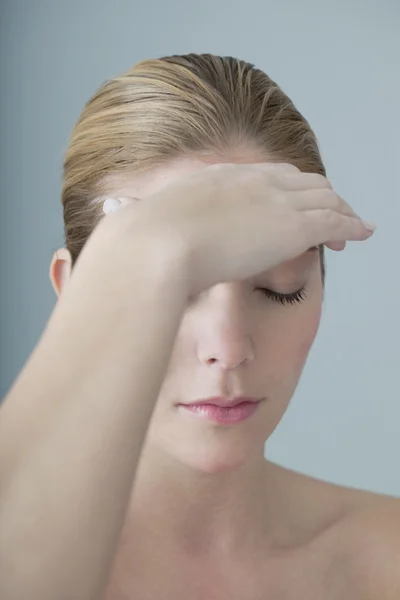 Mujer con dolor de cabeza — Foto de Stock