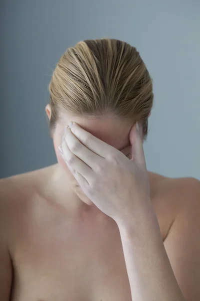 Mujer con dolor de cabeza —  Fotos de Stock