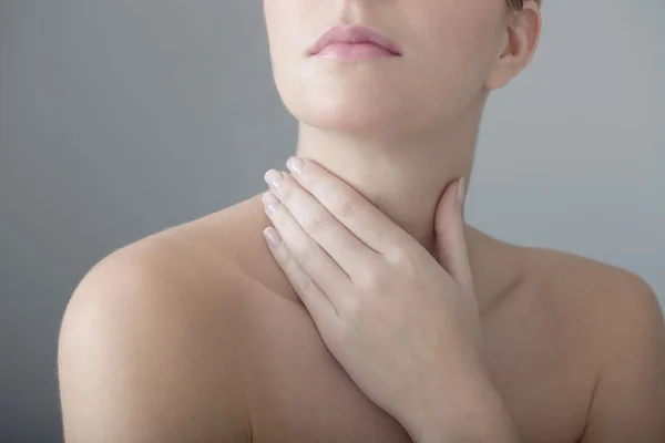 MUJER CON Garganta Llena — Foto de Stock