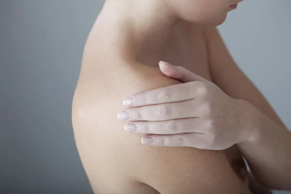 Pijn in de schouder in een vrouw — Stockfoto