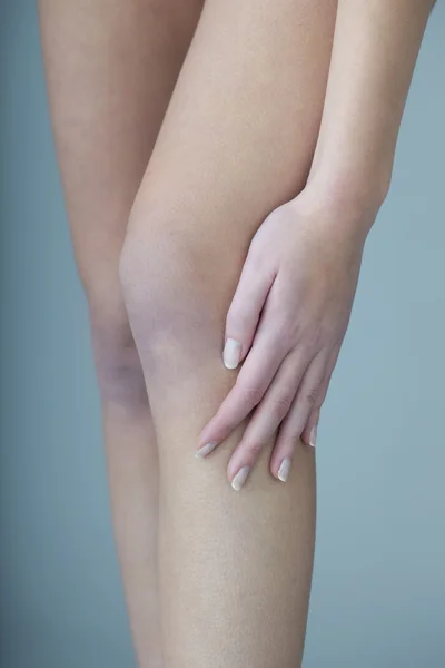 Σε μια γυναίκα πόνο στο γόνατο — Φωτογραφία Αρχείου