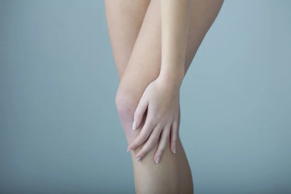 Dolor de rodilla en una mujer — Foto de Stock