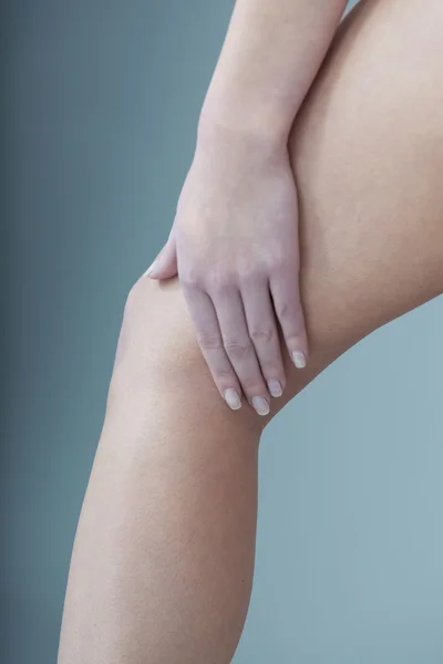 Douleur au genou chez une femme — Photo