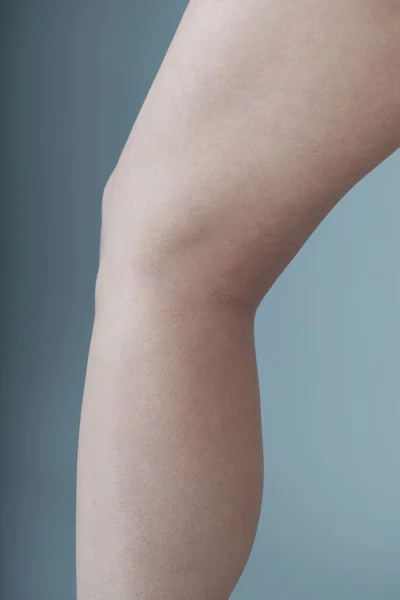 Dolor de rodilla en una mujer — Foto de Stock