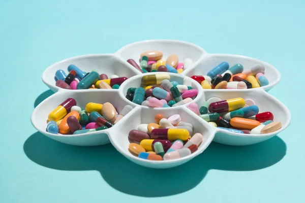 Läkemedel på bordet — Stockfoto