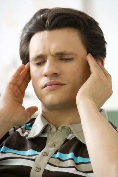 Hombre con dolor de cabeza — Foto de Stock