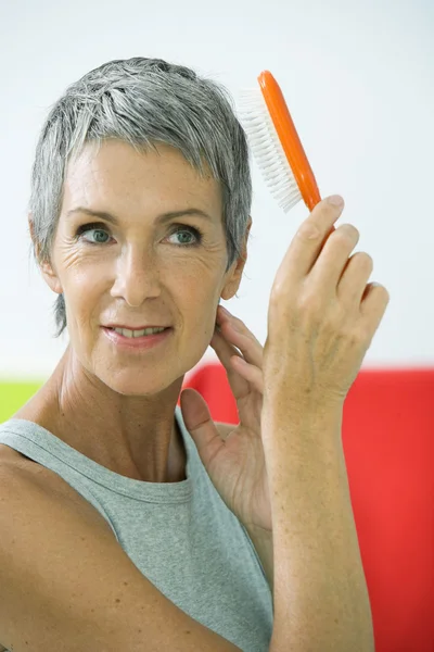Haarverzorging, bejaarde — Stockfoto