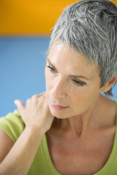 Cervicalgia in een bejaarde — Stockfoto