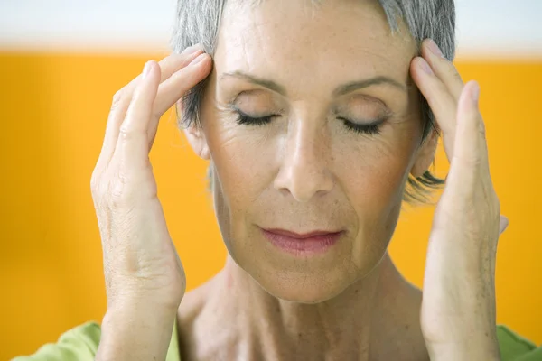 Äldre person med huvudvärk — Stockfoto