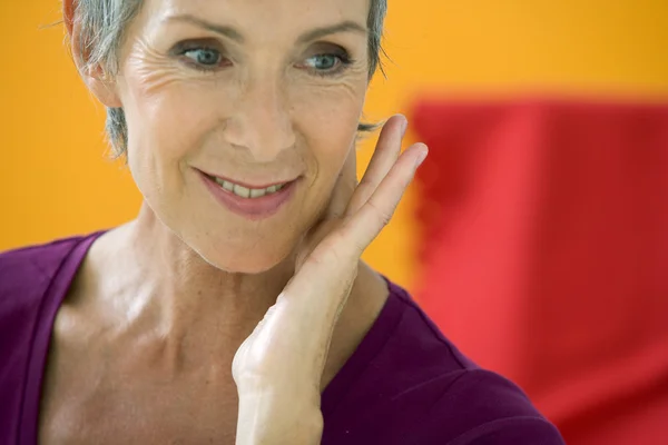 Douleur de l'oreille chez une personne âgée — Photo