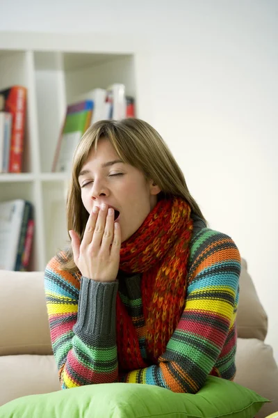 Gapende vrouw — Stockfoto