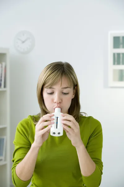 BREATHING, SPIROMETRY IN A WOMAN — Stock Photo, Image