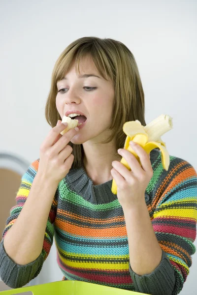 Femme mangeant des fruits — Photo