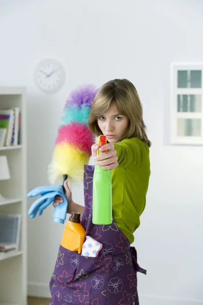 Vrouw die huishoudelijk werk doet — Stockfoto