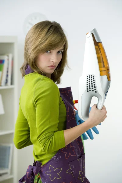 Frau erledigt Hausarbeit — Stockfoto