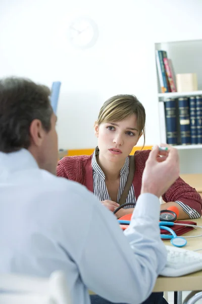 DONNA IN CONSULTAZIONE, DIALOGO — Foto Stock