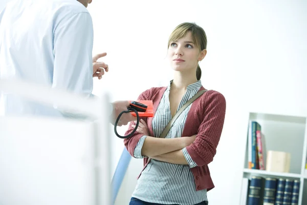 MUJER EN CONSULTA, DIÁLOGO — Foto de Stock