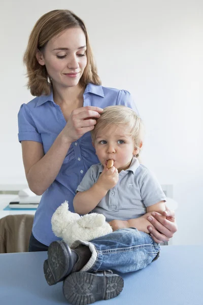 MADRE E BAMBINI — Foto Stock