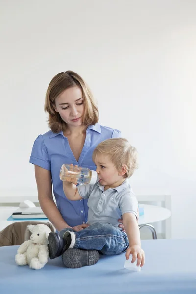 MADRE Y NIÑO — Foto de Stock