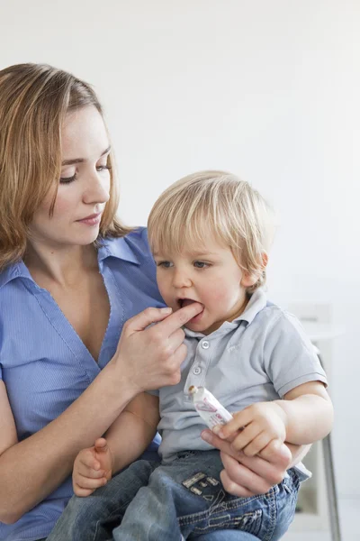 Pijnlijke tand in een kind — Stockfoto