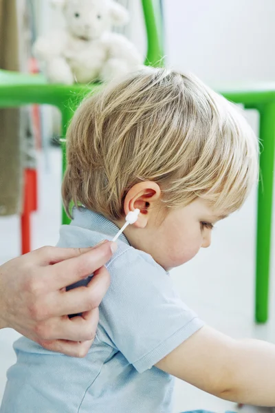 NIÑO HIGIENE DEL OÍDO — Foto de Stock