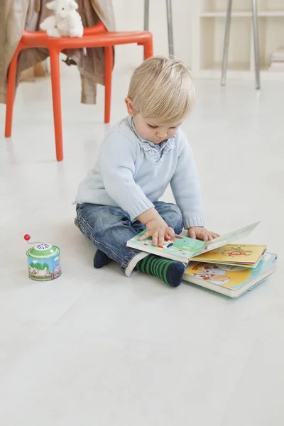 Dziecko grając w pomieszczeniu — Zdjęcie stockowe