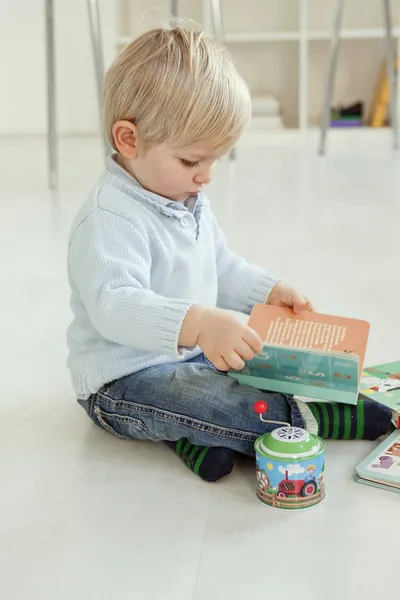 Dziecko grając w pomieszczeniu — Zdjęcie stockowe