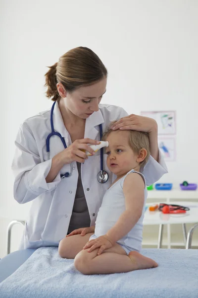 CHILD IN CONSULTATION — Stock Photo, Image