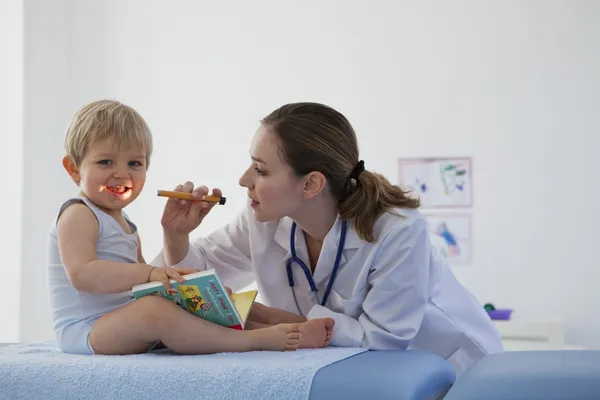 ENT, niño — Foto de Stock