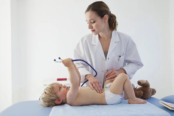 NIÑO DE LA SEMIOLOGÍA ABDOMEN — Foto de Stock