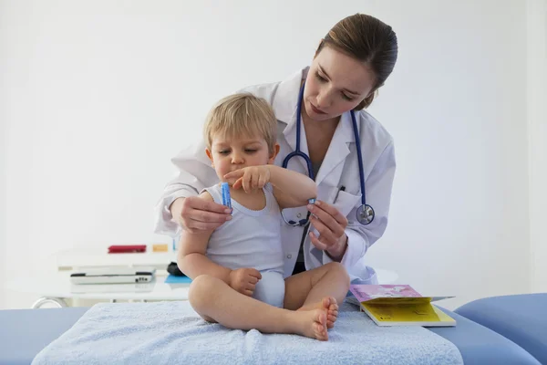 HOMEOPATÍA, NIÑO — Foto de Stock