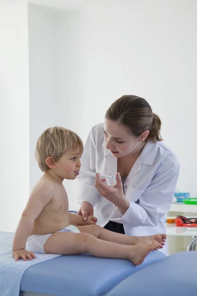 NIÑO EN CONSULTA — Foto de Stock