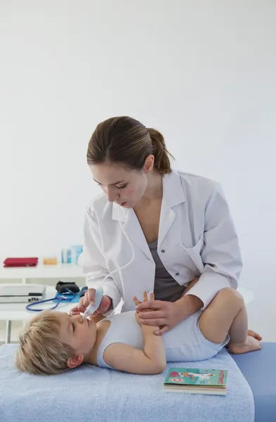 Neus hygiëne kind — Stockfoto