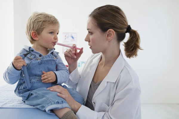 NIÑO EN CONSULTA — Foto de Stock