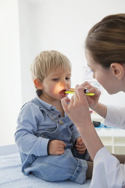 耳鼻喉科、 儿童 — 图库照片