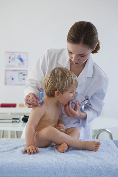 HOMEOPATÍA, NIÑO — Foto de Stock