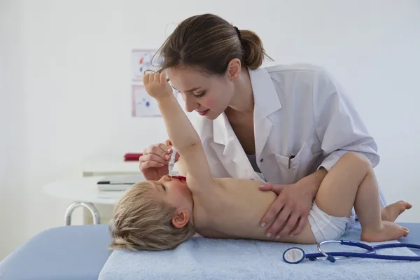 Nasenhygiene-Kind — Stockfoto