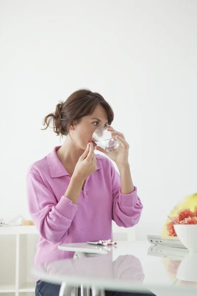 Vrouw nemen medicatie — Stockfoto