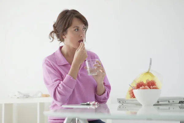 Mujer tomando medicamentos — Foto de Stock