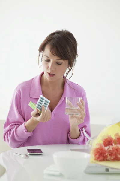 Frau nimmt Medikamente — Stockfoto