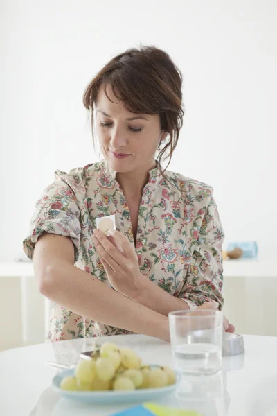 MUJER TRATAMIENTO PARA Fumar — Foto de Stock