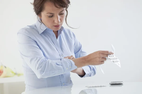 Vrouw nemen medicatie — Stockfoto