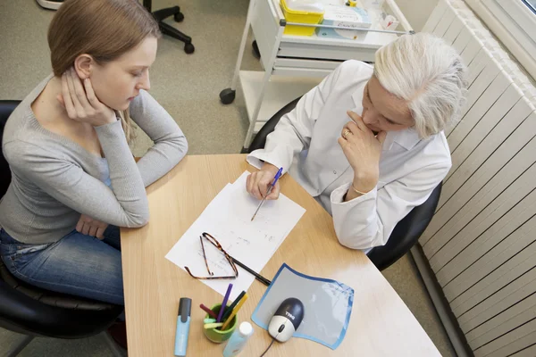 DONNA IN CONSULTAZIONE — Foto Stock